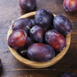 Susine nere - Acquista la tua frutta di stagione su MYFRUITBOX!